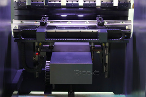 Precio de venta directo del fabricante 40T1300 Pure Electric Servo CNC Máquina dobladora Pequeña chapa CNC Prensa plegadora - Product Image 5