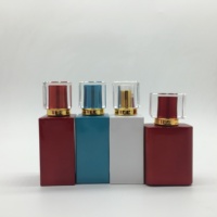 Flacon de parfum en verre coloré de luxe personnalisé 30ml 50ml avec bouchon à vis, estampage à chaud, forme rectangulaire, prêt pour diffuseur à bâtonnets