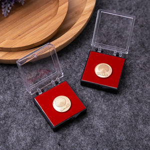 Distintivo Scolastico Personalizzato in Lega di Zinco, Spilla Smaltata Placcata Oro con Logo Inciso, Distintivo Dipinto di Personaggi TV e Film Personalizzabile - Product Image 1