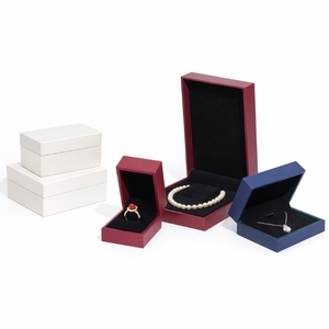Boîte de rangement de bijoux en cuir PU rigide de luxe pour vente en gros, avec insert personnalisé pour bijoux, gaufrage et logo personnalisé OEM - Product Image 3