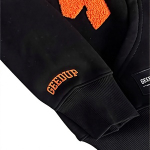 Sudadera con Capucha para Hombre Play 4 Keeps, 100% Algodón, Felpa Francesa Transpirable, Estampado Puff, Negro Naranja, Logotipo Personalizado Frontal, Estilo Urbano - Product Image 3