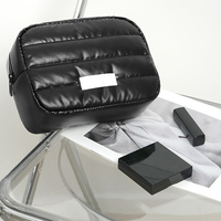 Pochettes cosmétiques matelassées de luxe souples avec logo personnalisé sac de soin de la peau de stockage de maquillage sac de maquillage portable à fermeture éclair de voyage