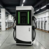 Tiang Pengisian Daya EV Cepat DC 200kW Tata Letak Vertikal Hemat Ruang CCS2 Double Gun Motor Yugong untuk Kendaraan Komersial di Tempat Parkir Sempit