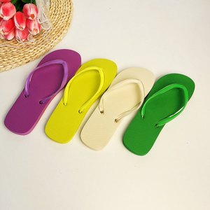 Tongs et claquettes d'été personnalisées avec logo imprimé pour femmes, idéales pour la plage, la salle de bain, les mariages, les hôtels – Tongs économiques sur mesure - Product Image 2