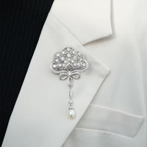 Broche de Perlas de Agua Dulce de Alta Calidad, Forma de Arroz de 9-10 mm, Diseño de Flor de Pavo Real, con Luz Intensa y Ligeras Imperfecciones - Product Image 1