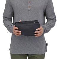 Vente en gros OEM Veste noire à capuche en polyester avec rembourrage matelassé personnalisé et chaud pour hommes Vêtements d'extérieur