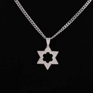 COLGANTE ESTÉTICO EN FORMA DE ESTRELLA CON DIAMANTE DE LABORATORIO REDONDO TINEY EN ORO SÓLIDO DE 18KT PARA TODAS LAS OCASIONES PARA HOMBRE MUJER - Product Image 2