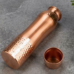 Bouteille d'eau en cuivre texturé martelé Cuprum CurveLuxe, design élégant en forme d'heure de prière, design minimaliste, matériau en cuivre pur - Product Image 1