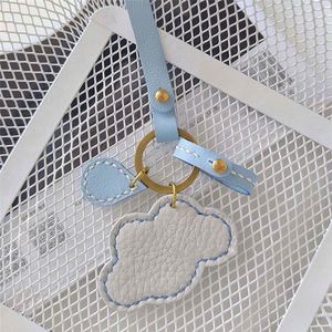 Nouveau style Porte-clés multifonction en cuir PU motif nuage blanc et goutte de pluie, breloque de sac tendance pour cadeaux et publicité - Product Image 4