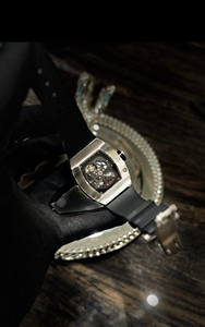 Orologio Meccanico Personalizzato Premium con Diamanti Moissanite VVS, Fibra di Carbonio, Riserva di Carica e Cinturino in Gomma - Product Image 5