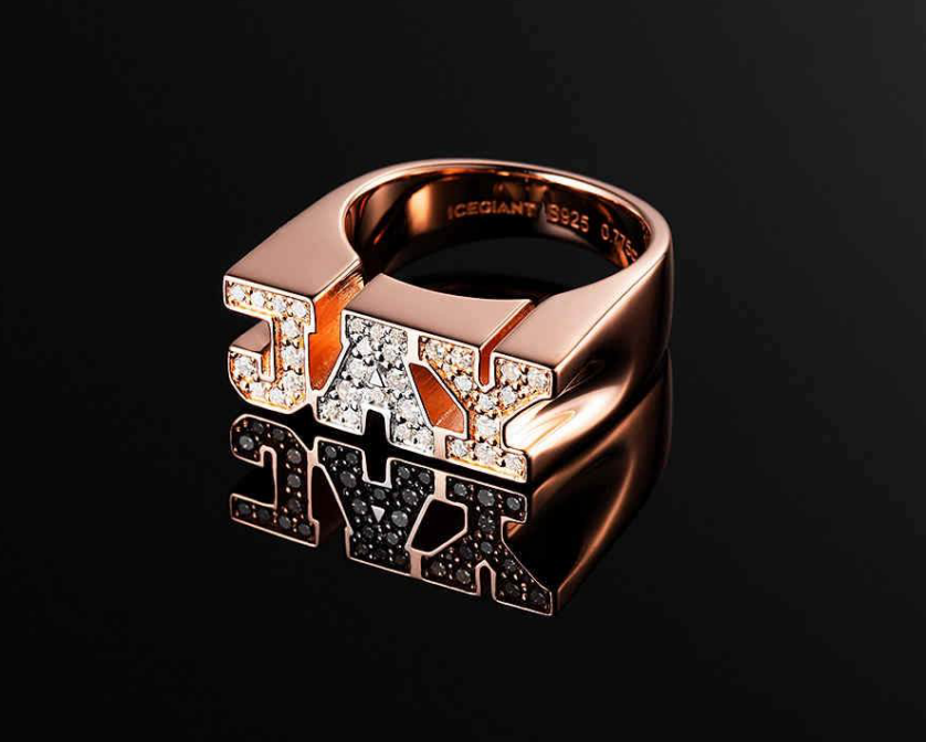 แหวนตัวอักษรสีโรสโกลด์