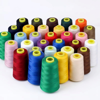 Fil à coudre 100% polyester teint à faible rétrécissement pour la couture de vêtements en plusieurs tailles