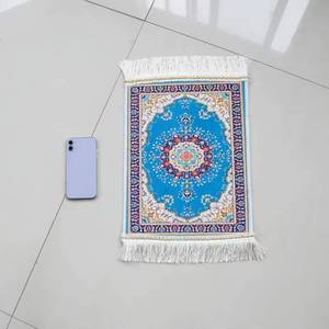 Alfombra de oración musulmana lavable de seda fría con acolchado mejorado para rodillas y frente, diseño islámico moderno, base antideslizante. - Product Image 3