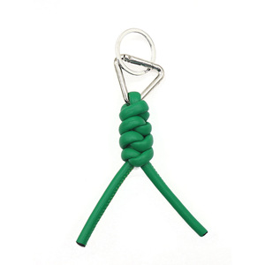 Porte-clés en cuir tressé fait main en gros avec pendentif et boucle triangulaire, accessoires de sac polyvalents, anneaux porte-clés avec décor tressé - Product Image 5