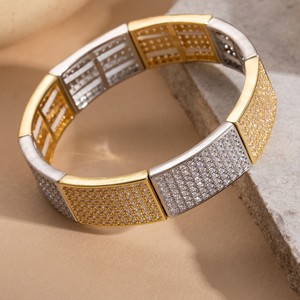 Brazalete ancho de circonita bicolor con diseño geométrico en oro y plata, unisex, ideal para regalo. - Product Image 4