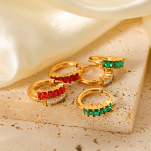 Vente en gros de boucles d'oreilles pour femmes en acier inoxydable de luxe léger plaqué or boucles d'oreilles en acier titane et zircon - Product Image 3