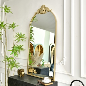 Espejo Decorativo de Pared con Marco Metálico Arqueado en Color Dorado para Sala de Estar - Product Image 4