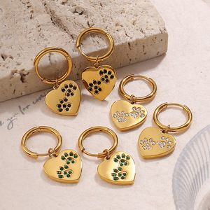 Pendientes Huggie en Forma de Corazón, Chapados en Oro de 18K, con Colgante de Diamantes de Imitación, para Regalo, Joyería de Aleación de Zinc - Product Image 1