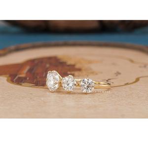 แหวนใส่ทำงานทรงกลม 2 ขา ดีไซน์หรูหราสำหรับผู้หญิง แหวนเพชร เครื่องประดับแฮนด์เมดเหนือกาลเวลา เพชรระยิบระยับ คลาสสิก - Product Image 4