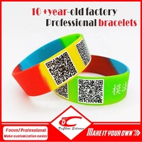 Bracelet en silicone personnalisé en relief avec logo personnalisé Bracelet en caoutchouc large promotionnel avec impression d'encre injectée Bracelet en silicone