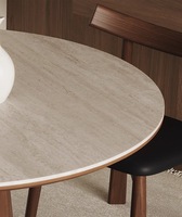 Table à manger ronde moderne avec base en noyer massif et plateau en pierre frittée de travertin, écologique et durable pour appartement