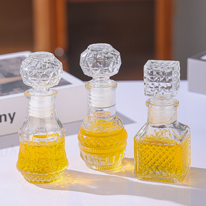 <span class=keywords><strong>Regalo</strong></span> <span class=keywords><strong>DE</strong></span> <span class=keywords><strong>BODA</strong></span> 50ml Cuadrado Redondo Vacío Vidrio en relieve Botella <span class=keywords><strong>de</strong></span> <span class=keywords><strong>vino</strong></span> pequeña Mini Decantador <span class=keywords><strong>de</strong></span> licor con tapa <span class=keywords><strong>de</strong></span> tapón - Product Image 4