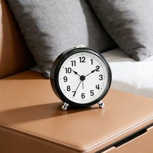 Réveil silencieux rond noir de 4 pouces en plastique avec mouvement à balayage, son croissant et fonction snooze - Product Image 3