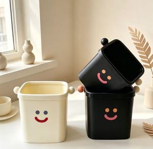 Lindo Mini Bote de <span class=keywords><strong>Basura</strong></span> de Escritorio con Anillo de Presión, Contenedor de Residuos para Dormitorio, Oficina, Hogar, Caja de Almacenamiento, Superventas, Suministro Directo de Fábrica al por Mayor - Product Image 2