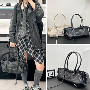 Sac de moto horizontal haut de gamme <span class=keywords><strong>Paris</strong></span> Home Le City, sac sous le bras en cuir sophistiqué avec rivets, style rétro <span class=keywords><strong>chic</strong></span>, polyester - Product Image 4