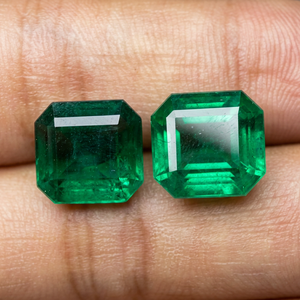 Paire assortie de pierres précieuses vertes naturelles en émeraude de 13,57 carats, forme octogonale, pour boucles d'oreilles, bagues et bijoux fins de luxe - Product Image 1