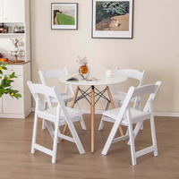 Chaises pliantes modernes en résine blanche Wimbledon, rembourrées et durables, pour événements extérieurs, mariages, fêtes, pelouses, parcs et célébrations.