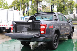 FOTON Tunland V7 Édition Mars 4x4 Pick-up, grande calandre avant, phares LED séparés, jantes en alliage de 18 pouces, garde au sol de 240 mm - Product Image 6