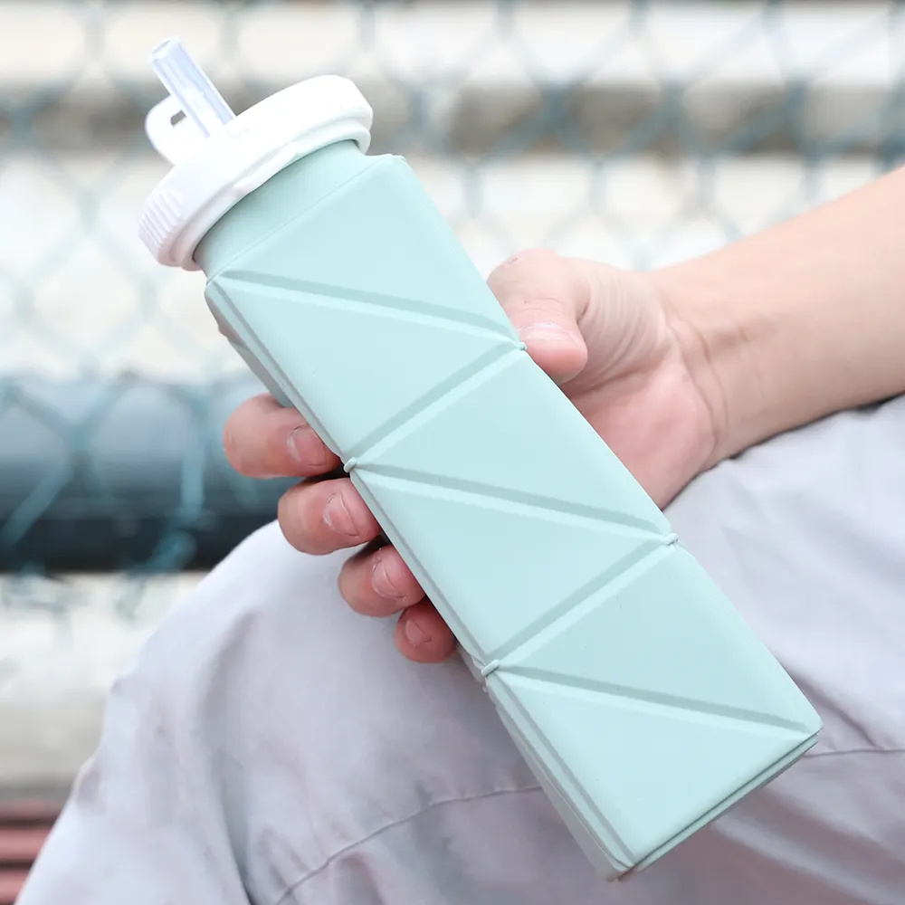 Özel Logo sızdırmaz kullanımlık saman 620ml katlanabilir su şişesi hediye turu spor Bpa ücretsiz katlanabilir su şişesi silikon
