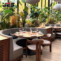Bancs rembourrés J2S sur mesure pour restaurants commerciaux avec tables et chaises en bois pour projets hôteliers modernes