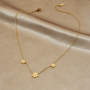 Gold Plated Daisy Flower Pendant Chain Stainless Steel Necklace Daily Wear Collarbone Jewelry - Product Image 3