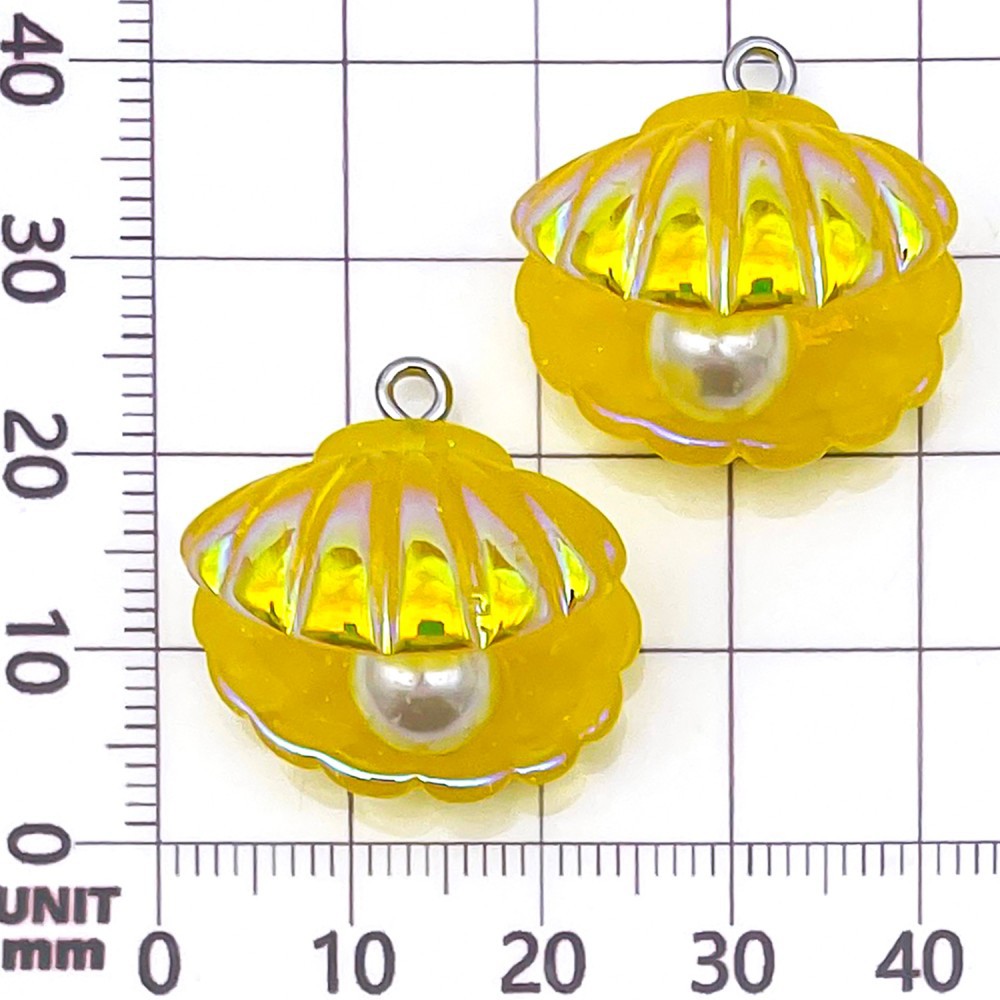 Una concha de perla iridiscente de resina amarilla, 23*23*17 mm - 3,1 g - 24102