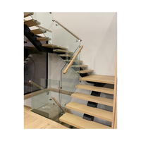 Escalier moderne à poutre monobloc en acier, marches flottantes en chêne, balustrade en verre