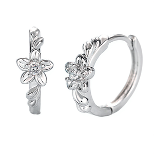 Orecchini a cerchio con fiore placcato in argento e zirconi rotondi incastonati a griffe, regalo romantico per donna. - Product Image 1
