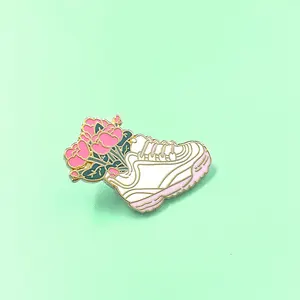 Vendita calda di alta qualità fabbrica personalizzata fiore sneakers Coco Kawaii spilla distintivo charms smalto duro pin