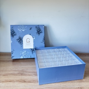 Elegante Scatola Regalo con Design Floreale e Vassoio in Plastica Trasparente per Confezioni di Cioccolatini e Dolciumi Premium - Product Image 4