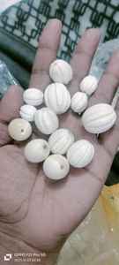 Cuentas de Hueso Natural Blanco Talladas a Mano en Forma Redonda con Orificios Perforados para la Fabricación de Joyas y Proyectos de Manualidades - Product Image 5