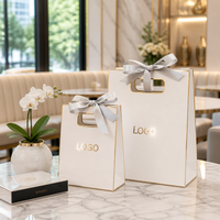 Sac de shopping en papier de luxe personnalisé avec logo en feuille d'or, poignée en ruban, emballage cadeau réutilisable pour boutique, vente en gros