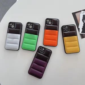 Moda empalme Color The Puffer Phone Case para iPhone 11 12 13 14 15 Pro Max Down Jackets Cover Accesorios para teléfonos móviles