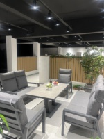 Ensemble de canapés cylindriques de luxe pour extérieur, jardin et cour d'hôtel, avec dossier réglable, coussin intégré et plateau relevable en pierre frittée