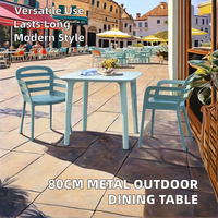 Ensemble de table à manger d'extérieur moderne, meubles de jardin et de cour avec chaises empilables pour restaurant, parc et villa