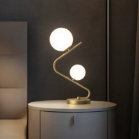 Lampe de table nordique simple, lampe de chevet créative postmoderne pour chambre, lumière chaude et romantique, lampe de lecture à boule de verre