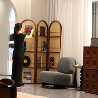 Fauteuil de salon moderne rembourré avec base en bois massif, idéal pour salon et hôtel
