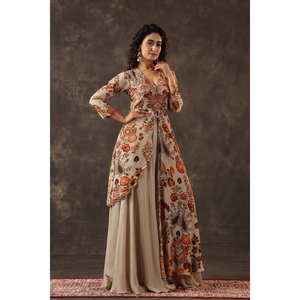 ชุดเดรส Anarkali ลายดอกไม้สีเบจพร้อมดีไซน์ระบายเป็นชั้นๆ สำหรับงานเทศกาลและงานปาร์ตี้ สำหรับผู้หญิง พร้อมจำหน่ายแล้ว - Product Image 1