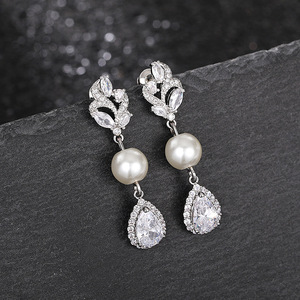 Eleganti Orecchini Vintage a Goccia con Perle e Fiori per Donne, Gioielli Pendenti Lunghi a Forma di Fiore - Product Image 1