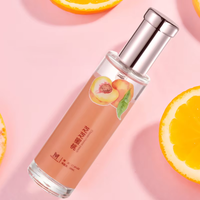 Damesparfumspray, hoge slanke glazen fles met zilveren dop, fruitig perzik-citrus roze sinaasappelschijfje, de hele dag.